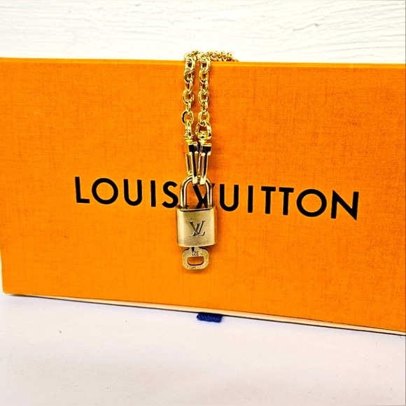 LOUIS VUITTON #307 Lock & Key w/Star, Skeleton Key, & Infinity Symbol Charm. EUC - Picture 6 of 7